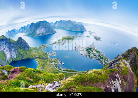 Ein Panorama Blick auf das Fischerdorf Reine und Lofoten vom Reinebringen in Norwegen Stockfoto