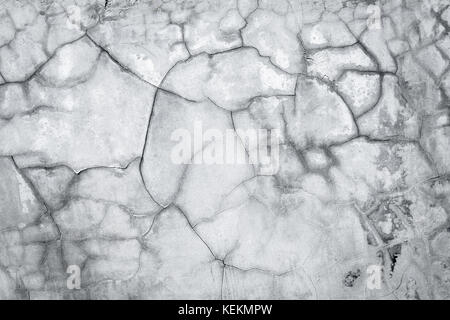 Einfachen grauen geknackt der alten Betonwand texturiert. Stockfoto