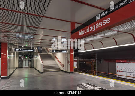 Wien, UBahnLinie U1, Station Alaudagasse Stockfotografie Alamy