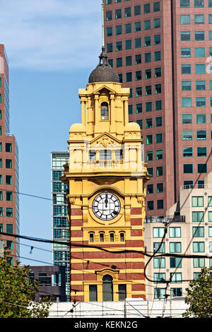 Der Bahnhof Flinders Street gesehen hier von Elizabeth Street Melbourne. Der uhrturm kontrastiert mit den modernen Corporate Gebäude dahinter.. Stockfoto