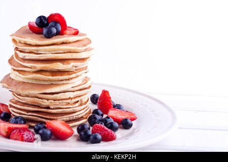 Stapel Pfannkuchen mit Heidelbeeren und Erdbeere Stockfoto