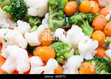 Gedünsteter Brokkoli, Blumenkohl und Karotte Stockfoto