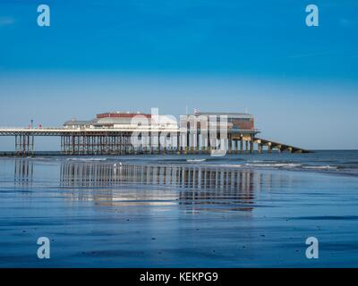 Blick auf Cromer Beach zeigt die berühmten Pier, Norfolk, England, Stockfoto