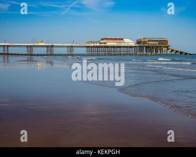 Blick auf Cromer Beach zeigt die berühmten Pier, Norfolk, England, Stockfoto