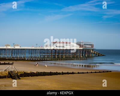 Blick auf Cromer Beach zeigt die berühmten Pier, Norfolk, England, Stockfoto