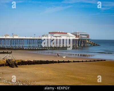 Blick auf Cromer Beach zeigt die berühmten Pier, Norfolk, England, Stockfoto