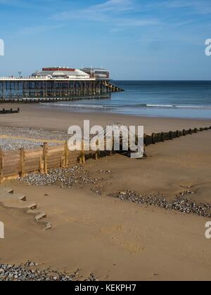 Blick auf Cromer Beach zeigt die berühmten Pier, Norfolk, England, Stockfoto