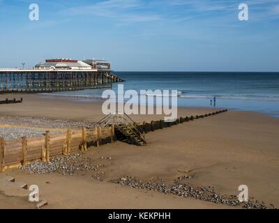 Blick auf Cromer Beach zeigt die berühmten Pier, Norfolk, England, Stockfoto