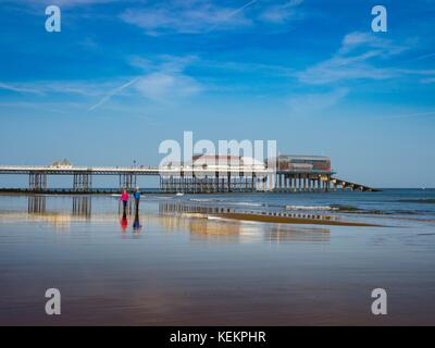 Blick auf Cromer Beach zeigt die berühmten Pier, Norfolk, England, Stockfoto