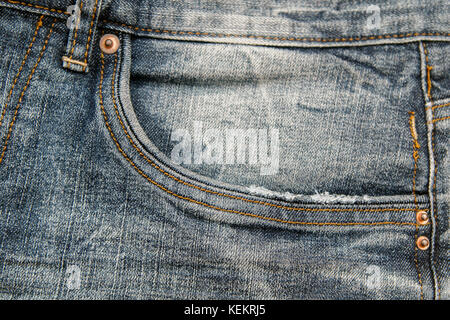 Blue Jeans Tasche vorne Hintergrund. Stockfoto