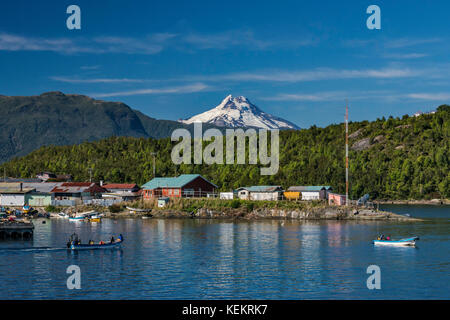 Volcan Maca, Dorf Puerto Aguirre, Blick von der Fähre, Patagonien, Chile Stockfoto