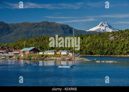 Volcan Maca, Dorf Puerto Aguirre, Blick von der Fähre, Patagonien, Chile Stockfoto