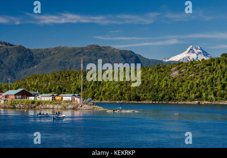 Volcan Maca, Dorf Puerto Aguirre, Blick von der Fähre, Patagonien, Chile Stockfoto