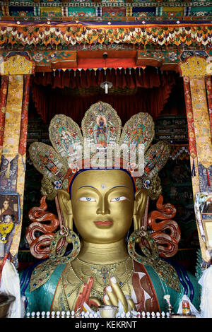 Skulptur des Buddha Maitreya im tibetischen Stil an Thiksey Kloster in Ladakh, Leh, Indien. Stockfoto