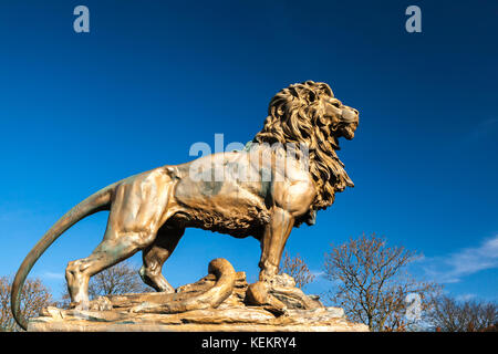Bronzener Löwe auf dem Ashton Under Lyne Kriegsdenkmal. Stockfoto