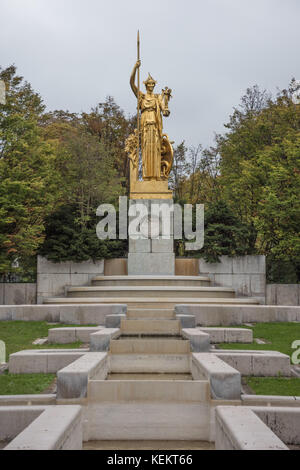 Paris, Brunnen an der Porte Doree mit Statue Athene von Léon-Ernest Drivier Stockfoto