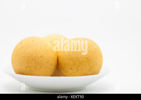 Die traditionelle kolumbianische buñuelos (frittierte Käse Brot) auf weißem Hintergrund Stockfoto