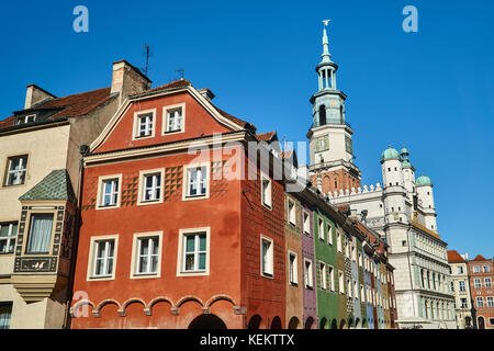 Reihenhäuser auf dem alten Markt mit Renaissance-rathaus Turm in Posen Stockfoto