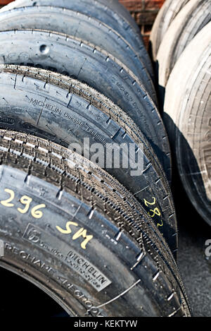 Stapel der alten Reifen in einem Geschäft Stockfoto