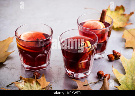 Hot red Tee mit Zitrone auf hellgrau Tabelle mit Platz kopieren, leckere Herbst Glühwein trinken Stockfoto