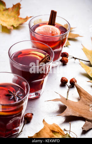 Hot red Tee mit Zitrone auf hellgrau Tabelle mit Platz kopieren, leckere Herbst Glühwein trinken Stockfoto