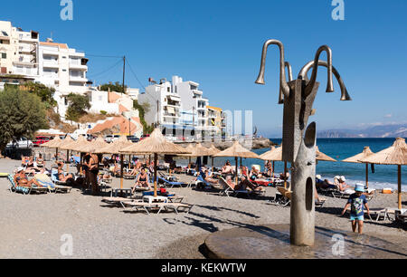 Agios Nikolaos, Kreta, Griechenland, Touristen am städtischen Strand von Kitroplatia in der Nähe des Stadtzentrums. Oktober 2017 Stockfoto