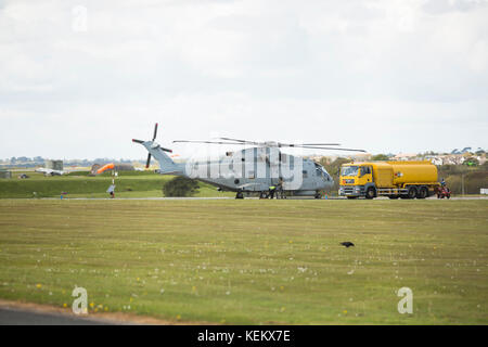 Fleet Air Arm Agusta Westland Merlin HM 1 Hubschrauber Boden Betanken mit Motoren RNAS Culdrose Stockfoto