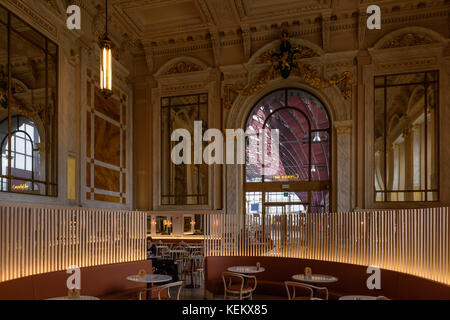 Antwerpen, Bahnhof Antwerpen-Centraal, Cafe - Antwerpen, Hauptbahnhof, Cafe Stockfoto