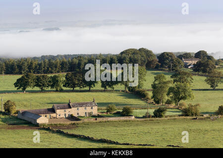 Hadrian's Wall - Kalkstein Ecke: Blick über Low Teppermoor in Richtung eines nebligen North Tyne Tal Stockfoto