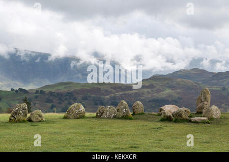 Lake District, Cumbria - ein Abschnitt des Castlerigg Steinkreises mit Low Rigg und, in Wolke gehüllt, Wanthwaite Crags Beyond Stockfoto