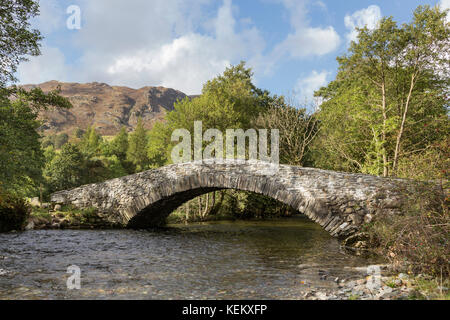 Lake District, Cumbria - eine Packhorse-Brücke über den Fluss Derwent bei Rosthwaite, in Borrowdale Stockfoto