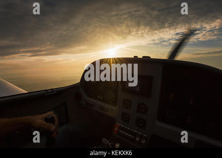 Blick aus dem Cockpit eines leichten Privatflugzeugs während der Durchführung einer Freizeit Flug im Herbst. Stockfoto