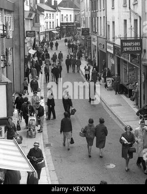 Großbritannien 1960er Jahre geschäftige englische Marktstadt 1966 BILD VON DAVID BAGNALL Stockfoto