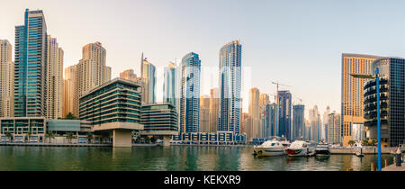 Panoramablick auf Dubai Marina in den Vereinigten Arabischen Emiraten am Abend Stockfoto