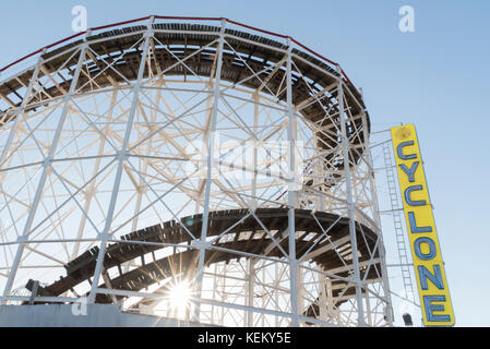 Die Achterbahnfahrt durch den Zyklon im Luna Park Coney Island in Brooklyn New York um den 2017. Oktober Stockfoto