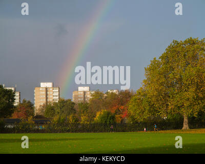 Ein Londoner Tower Block mit einem Regenbogen an einem stürmischen Tag Stockfoto