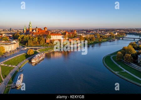 Skyline-Panorama von Krakau, Polen, mit Königlichen Wawel-Schloss, Kathedrale, Weichsel, Brücke, Hafen, Schiffe und Restaurant an Bord. Luftaufnahme, Herbst. Stockfoto