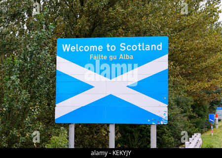 Gretna, Vereinigtes Königreich - 7. September 2017. Willkommen bei Scotland Road Sign an der Grenze zwischen England und Schottland. Stockfoto