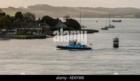 Die cremyll Überfahrt mit der Fähre den Fluss Tamar und nähert sich Mount Edgcumbe, Cornwall, England, Großbritannien Stockfoto