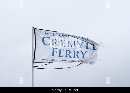 Cremyll Fähre Flagge im Wind an Cremyll, Cornwall, England, Großbritannien flatterte. Stockfoto