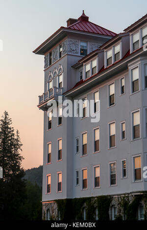 Sonnenuntergang, spiegelt sich in den Fenstern der Omni Mount Washington Resort, Bretton Woods, New Hampshire, USA Stockfoto