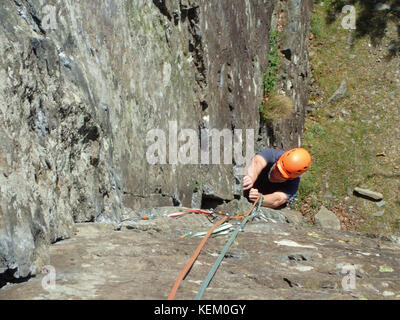 Klettern ist Fisher Torheit, eine klassische sehr schwere Klettern in Shepherd's Crag im Borrowdale, Nationalpark Lake District, Cumbria, England Stockfoto