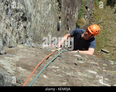 Klettern ist Fisher Torheit, eine klassische sehr schwere Klettern in Shepherd's Crag im Borrowdale, Nationalpark Lake District, Cumbria, England Stockfoto