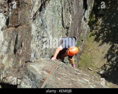 Klettern ist Fisher Torheit, eine klassische sehr schwere Klettern in Shepherd's Crag im Borrowdale, Nationalpark Lake District, Cumbria, England Stockfoto