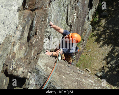 Klettern ist Fisher Torheit, eine klassische sehr schwere Klettern in Shepherd's Crag im Borrowdale, Nationalpark Lake District, Cumbria, England Stockfoto