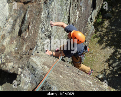 Klettern ist Fisher Torheit, eine klassische sehr schwere Klettern in Shepherd's Crag im Borrowdale, Nationalpark Lake District, Cumbria, England Stockfoto