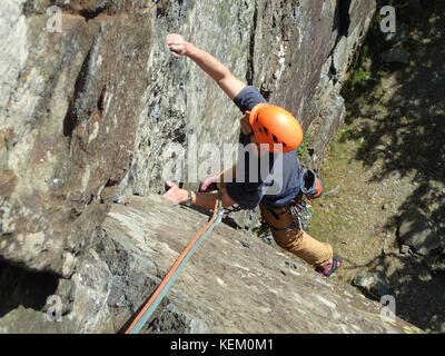 Klettern ist Fisher Torheit, eine klassische sehr schwere Klettern in Shepherd's Crag im Borrowdale, Nationalpark Lake District, Cumbria, England Stockfoto