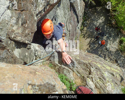Klettern ist Fisher Torheit, eine klassische sehr schwere Klettern in Shepherd's Crag im Borrowdale, Nationalpark Lake District, Cumbria, England Stockfoto