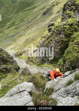 Ein Kletterer auf gillercombe buttress, ein klassisches Klettern auf gillercombe Crag, borrowdale, Lake District National Park Stockfoto