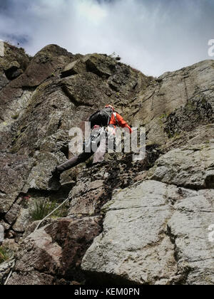 Ein Kletterer auf gillercombe buttress, ein klassisches Klettern auf gillercombe Crag, borrowdale, Lake District National Park Stockfoto